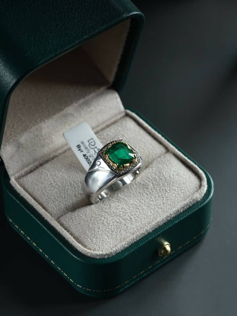 خاتم فضة بحجر البايرون مرصع الماس - alternate view