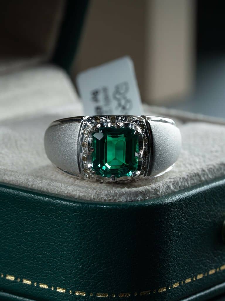 خاتم فضة متوّج بحجر البايرون مع ترصيع الماس - alternate view