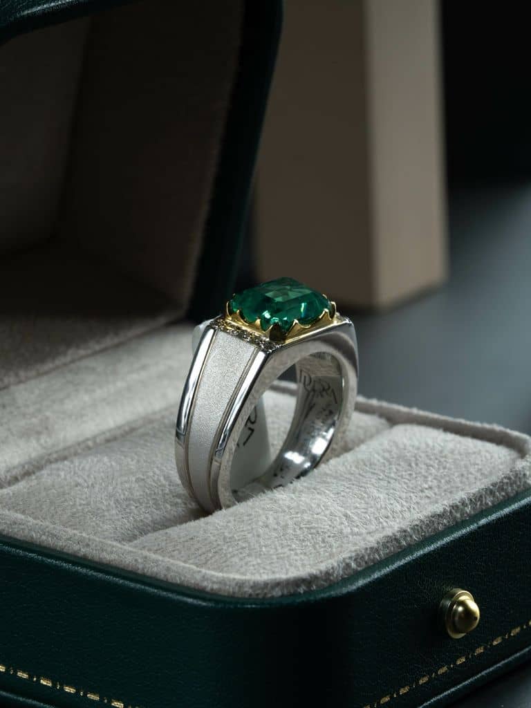 خاتم ملكي متوج بحجر البايرون الاخضضر الفاخر مع ترصيع الماس - alternate view