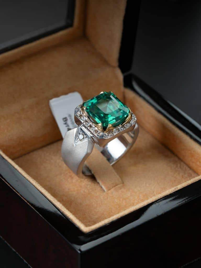خاتم ملكي بحجر البايرون الأخضر وترصيع الألماس - alternate view