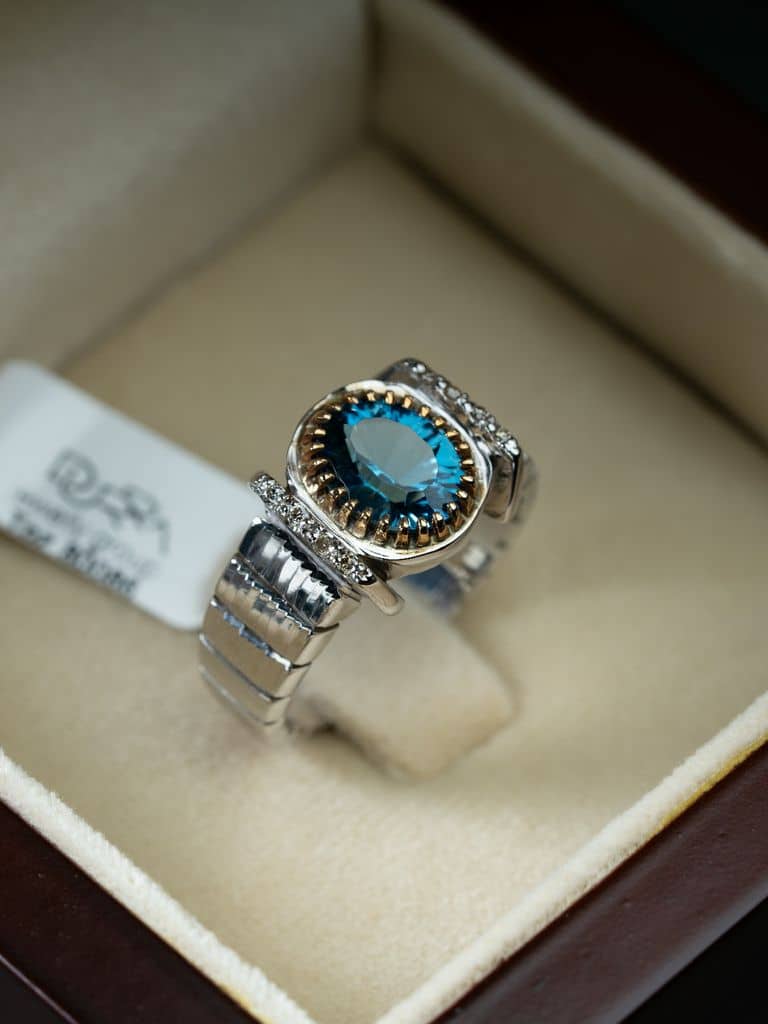 خاتم رجالي صياغة يدوية بحجر التوباز وترصيع الماس - alternate view