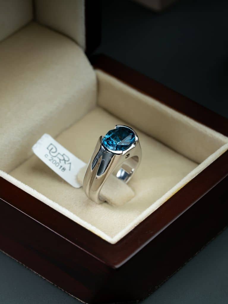 خاتم فضة صياغة يدوية بحجر التوباز اللندني الملكي - alternate view