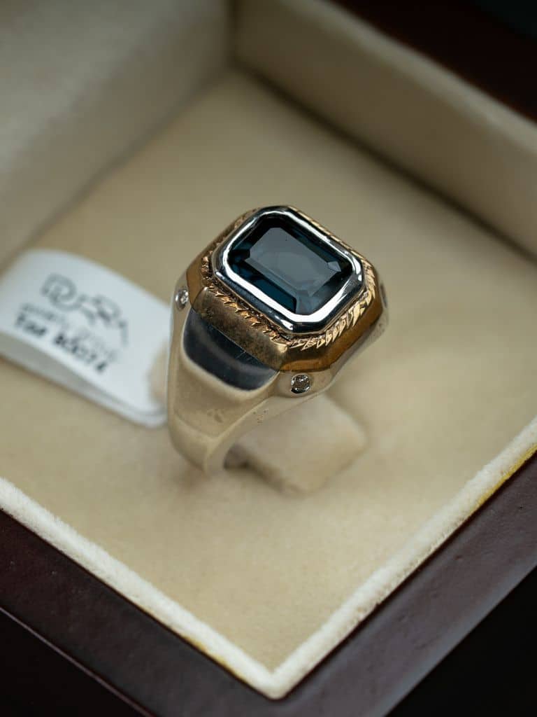 خاتم رجالي فضة صياغة يدوية بحجر التوباز اللندني المرصع بالالماس - alternate view