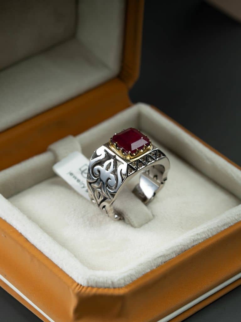 خاتم ملكي بحجر الياقوت الافريقي مع ترصيع الماس - alternate view