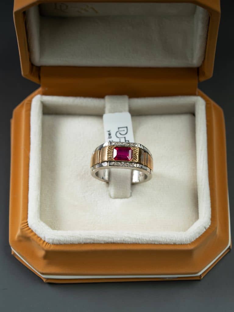 خاتم مزيج بين الفضة والبرنج الذهبي مع حجر الياقوت الافريقي  - alternate view