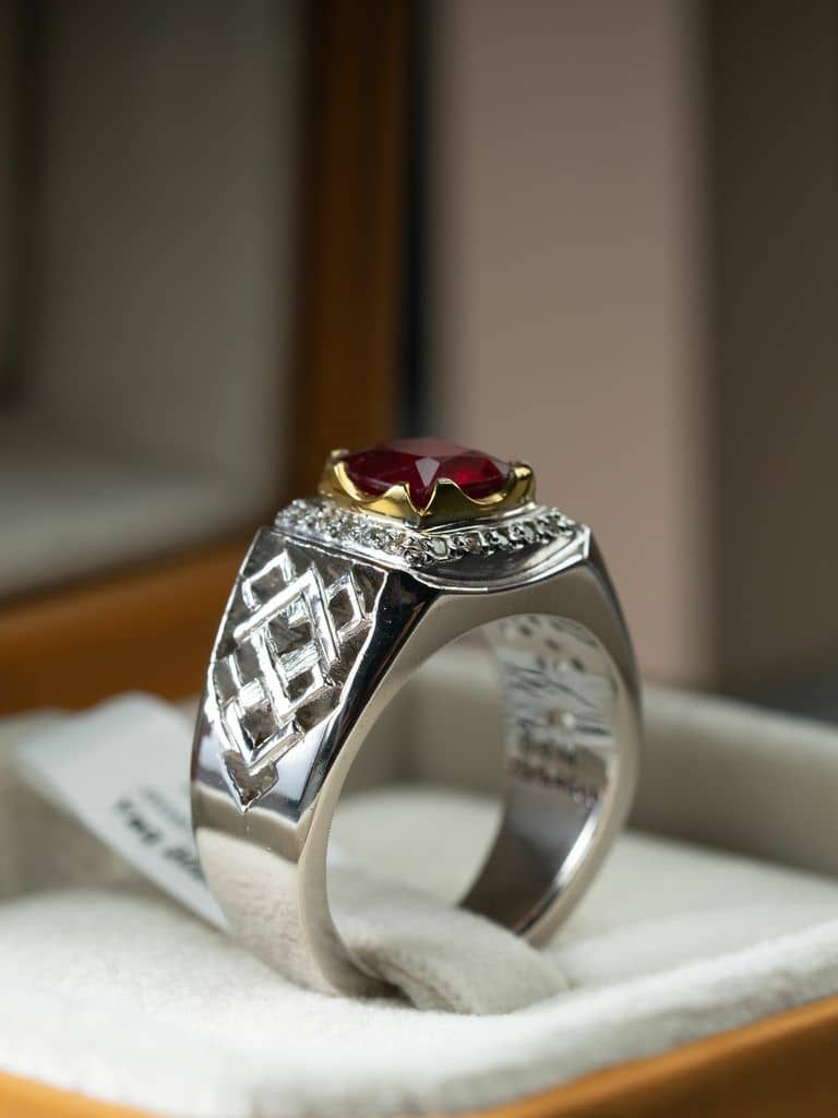 خاتم رجالي ملكي بحجر ياقوت افريقي أحمر  - alternate view