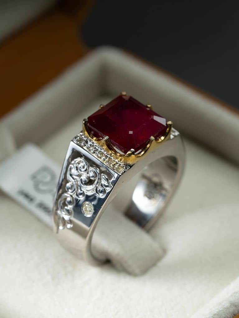 خاتم فضة صياغة يدوية مرصع بالياقوت والالماس - alternate view