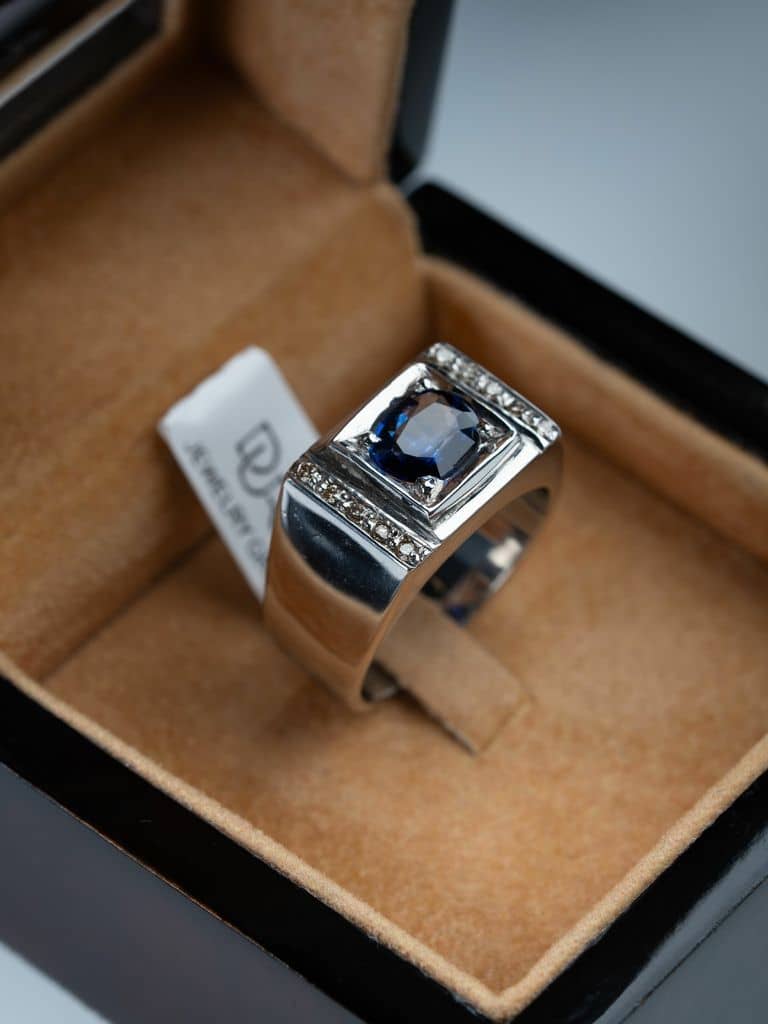 قطعة مميزة بحجر الزفير السيرلانكي مع ترصيع الماس وصياغة يدوية - alternate view