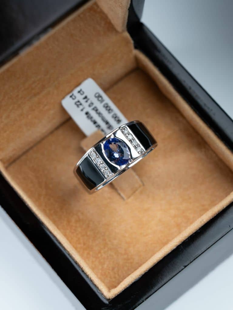 قطعة فريدة من حجر التنزنايت صياغة يدوية مع ترصيع الماس - alternate view