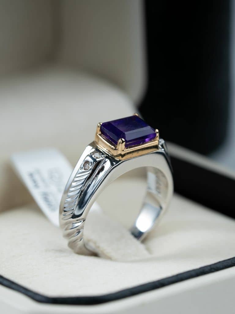 خاتم فاخر بحجر الجمشت وترصيع الماس - alternate view