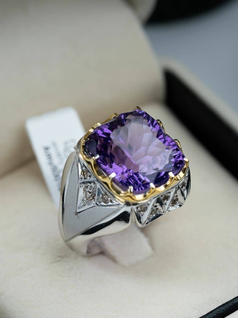 خاتم فضة فاخر بحجر الجمشت مع ترصيع الماس  - alternate view