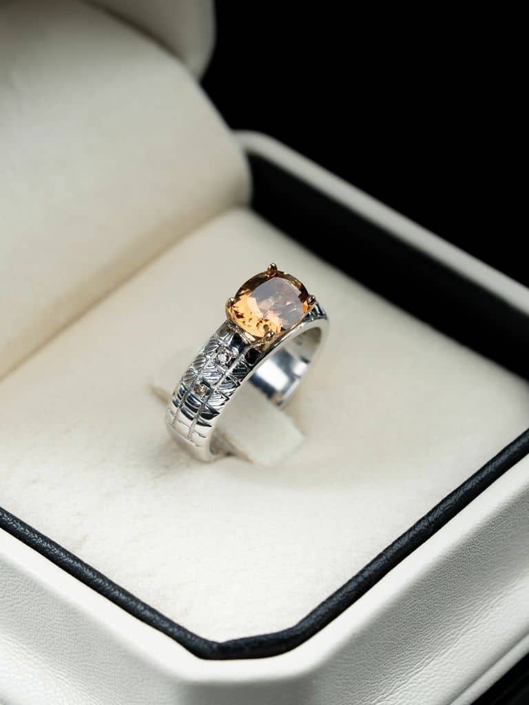 خاتم من النوادر بحجر التوباز الذهبي مصاغ يدوي مع ترصيع الماس - alternate view