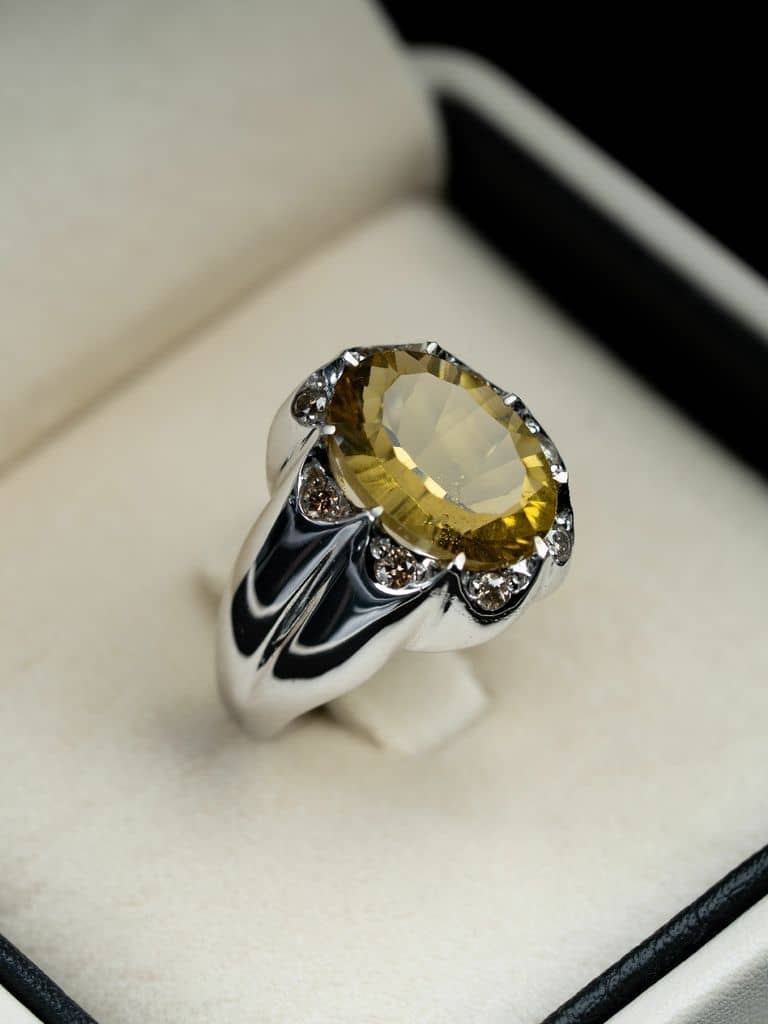 خاتم فخم من الفضة بحجر السترين الذهبي مع ترصيع الماس - alternate view