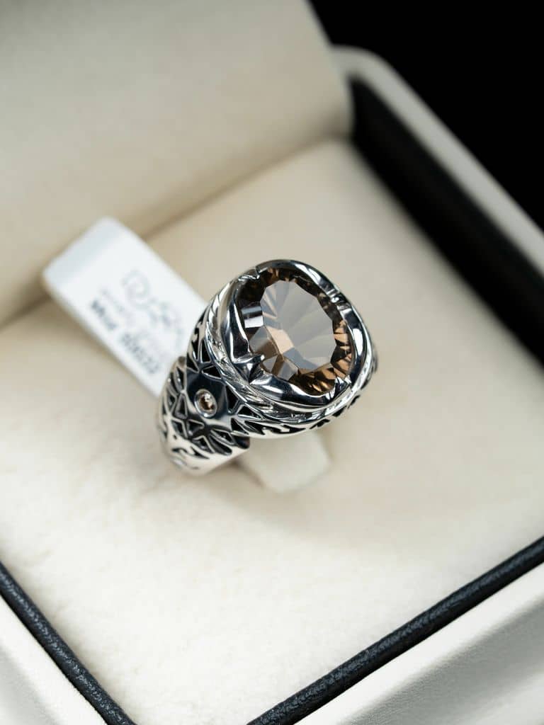 خاتم بتصميم ملكي مصاغ بنقش يدوي مع حجر الكوارتز السموكي وترصيع الالماس - alternate view