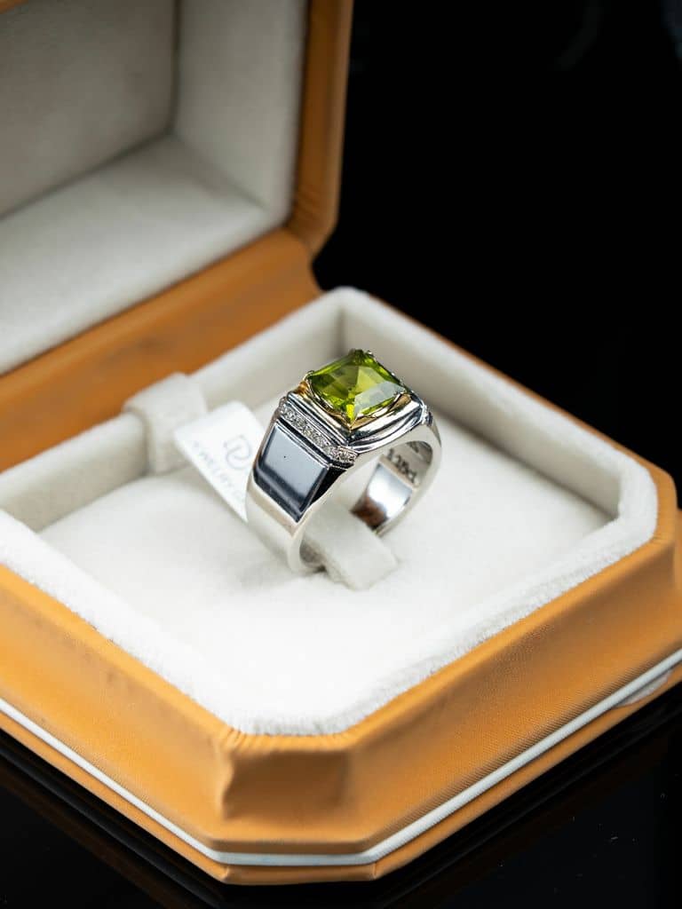 خاتم رجالي فضة مصاغ يدوي بحجر الزبرجد الاخضر مع ترصيع الماس - alternate view