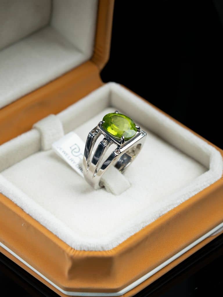 خاتم فضة مرصع بحجر الزبرجد الأخضر وترصيع الماس - alternate view