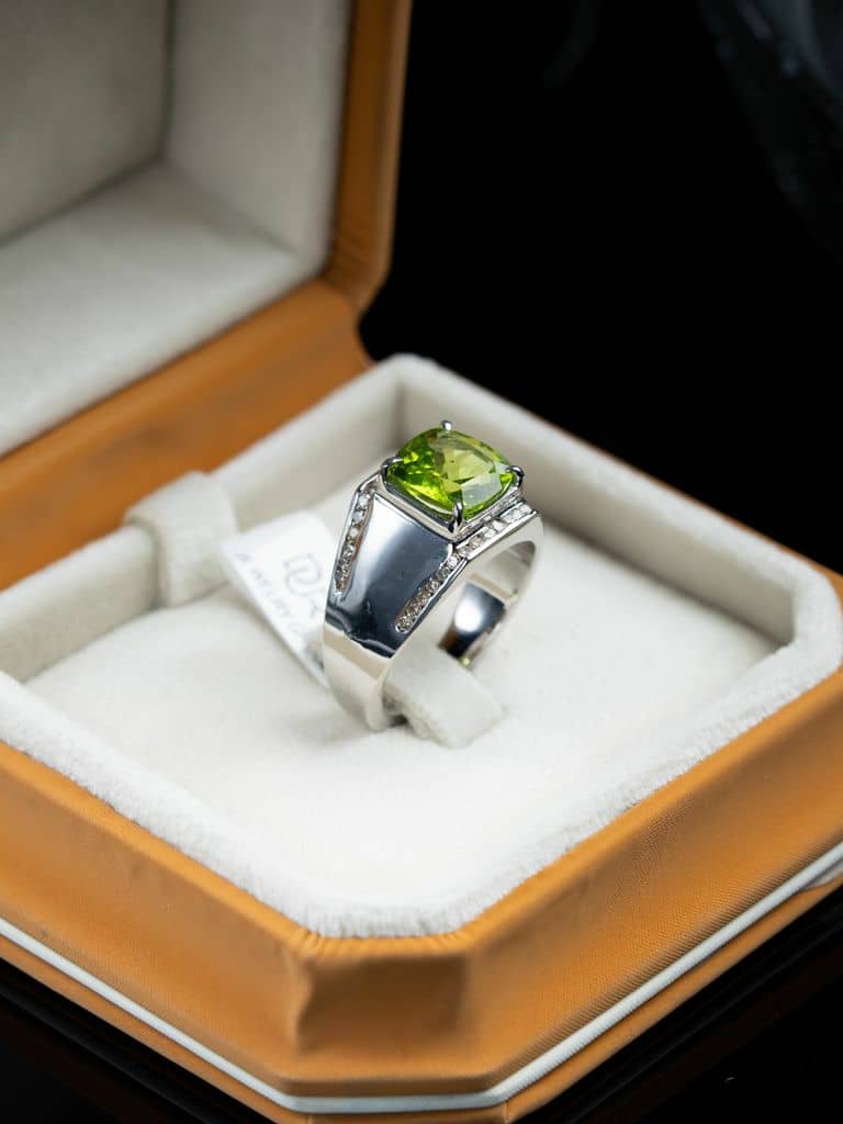 خاتم فضة صياغة يدوية بحجر الزبرجد الاخضر مع ترصيع الالماس - alternate view