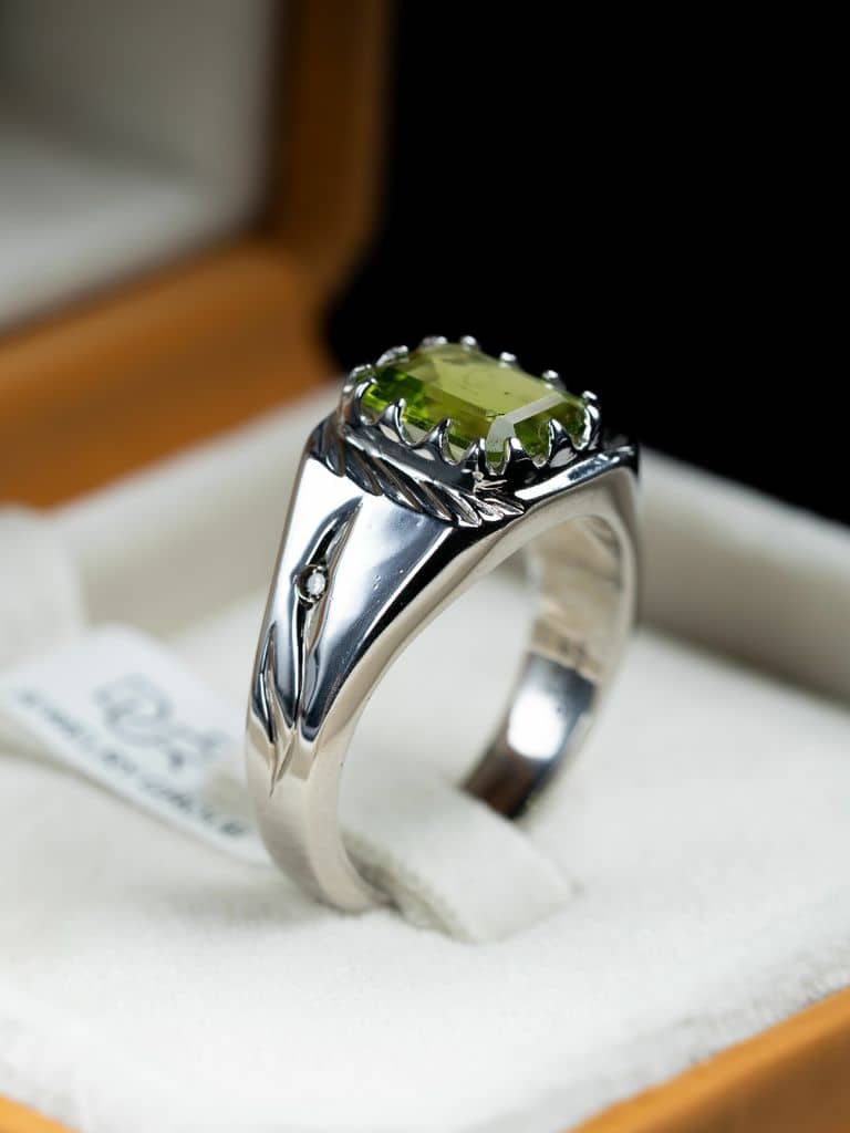 خاتم فضة رجالي بحجر زبرجد أخضر مع ترصيع الماس - alternate view