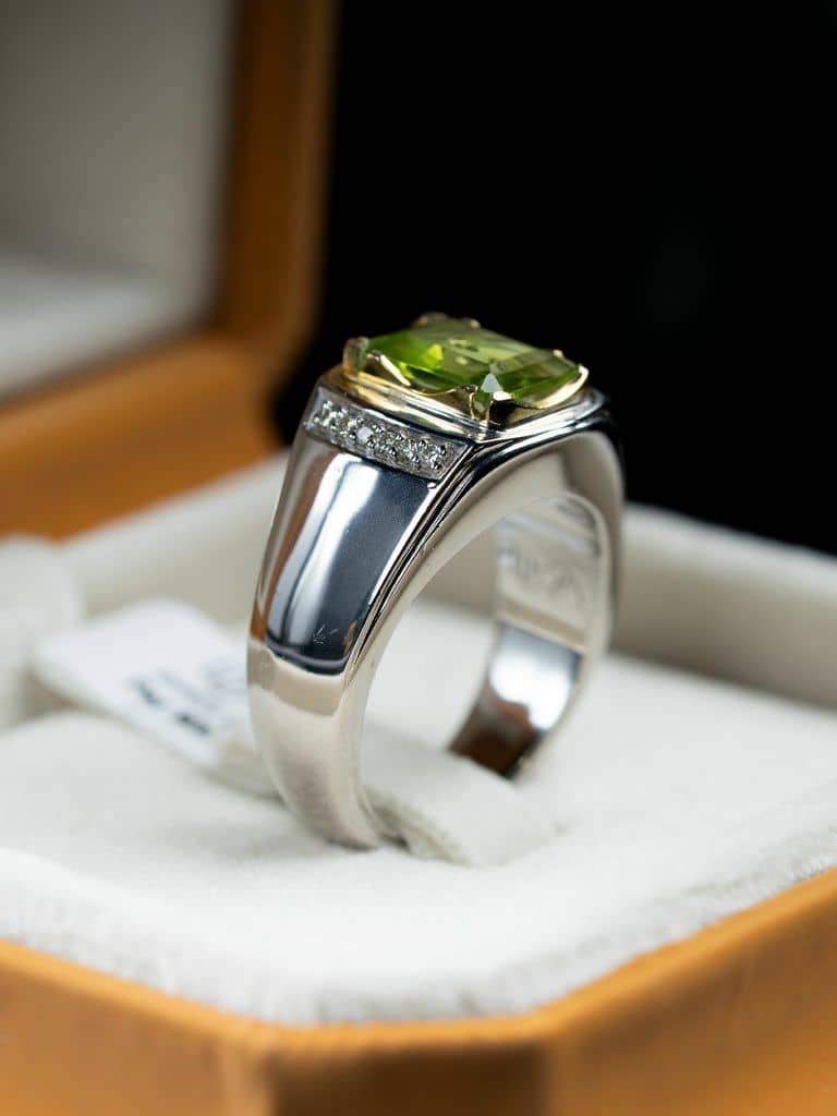 خاتم ذهب أبيض بحجر زبرجد أخضر - alternate view