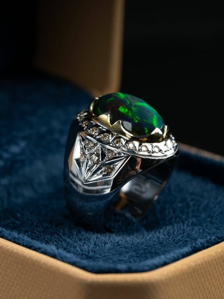 خاتم فضة صياغة يدوية بحجر الاوبال ومرصع الماس - alternate view