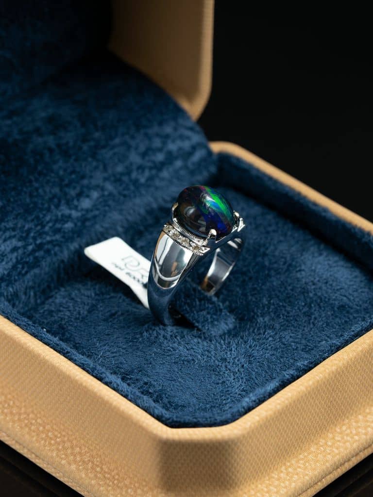 خاتم فضة صياغة يدوية بحجر الاوبال الاثيوبي مع ترصيع الماس - alternate view