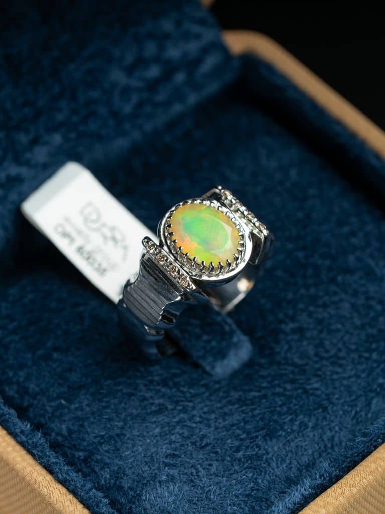 خاتم فضة رجالي بحجر الأوبال مع ترصيع الماس - alternate view