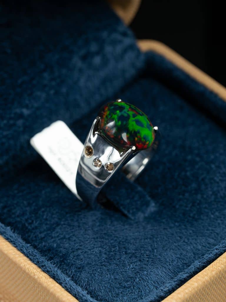 خاتم فضي بحجر الأوبال الاثيوبي مع ترصيع الماس - alternate view