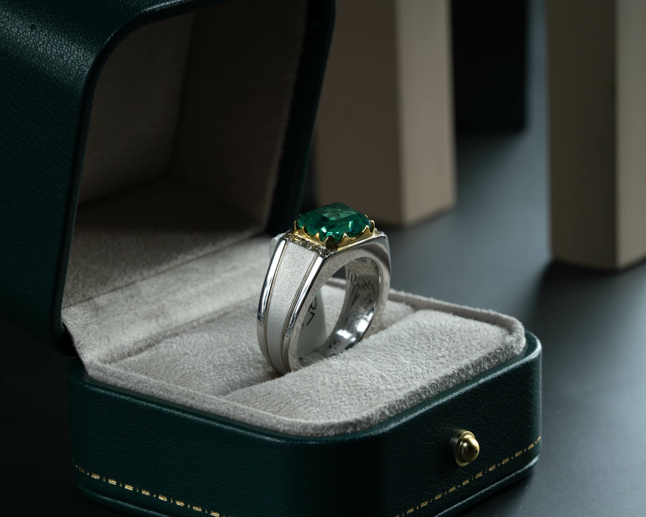 خاتم ملكي متوج بحجر البايرون الاخضضر الفاخر مع ترصيع الماس - خواتم رجالية, بايرون 