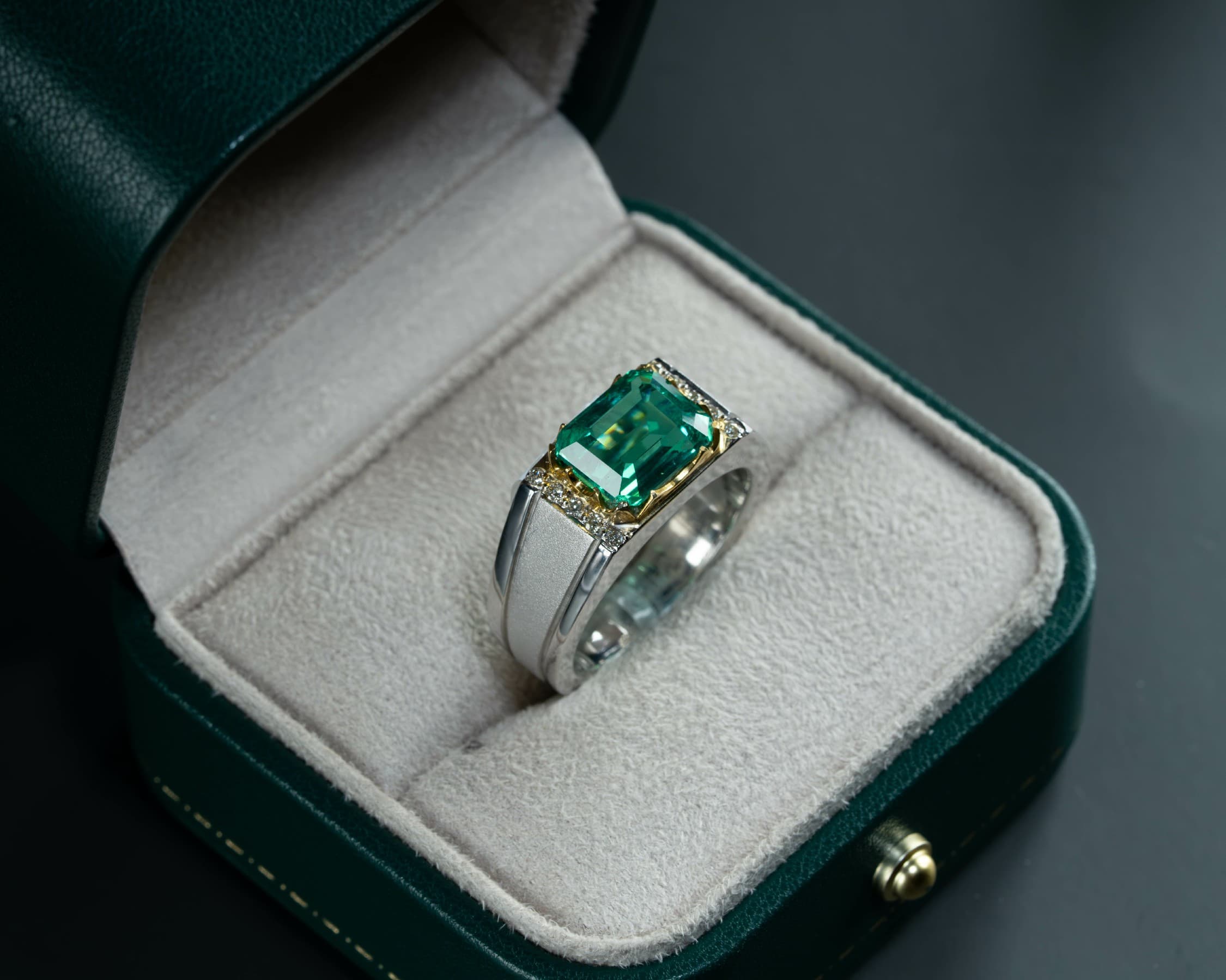 خاتم ملكي متوج بحجر البايرون الاخضضر الفاخر مع ترصيع الماس - خواتم رجالية, بايرون 