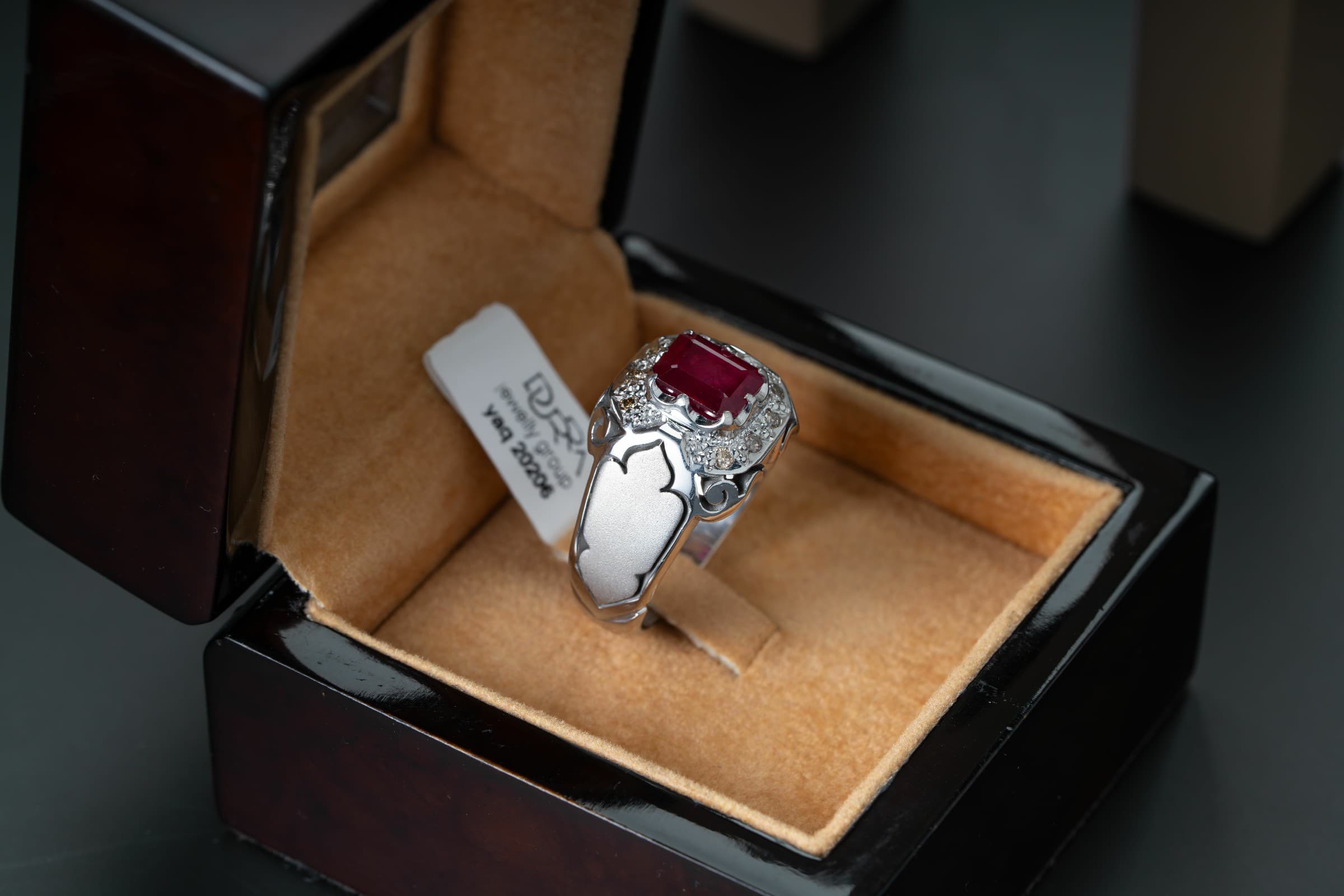 خاتم رجالي فاخر بحجر الياقوت الأحمر مع ترصيع الماس - تشكيلة الرجال, خواتم رجالية, ياقوت