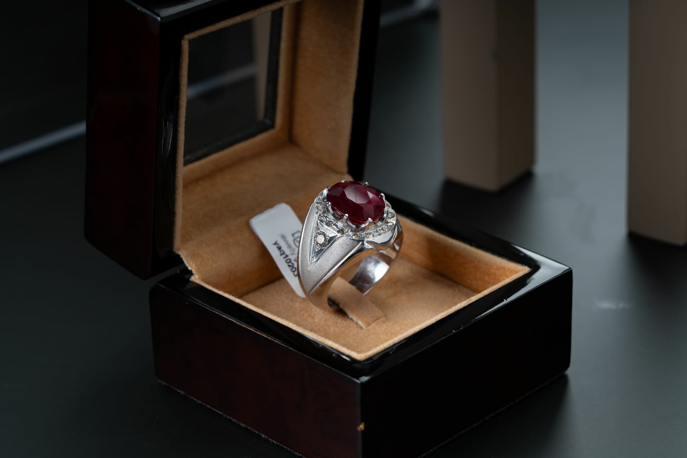 خاتم فخم من الياقوت الافريقي الاحمر مع ترصيع الماس - تشكيلة الرجال, خواتم رجالية, ياقوت