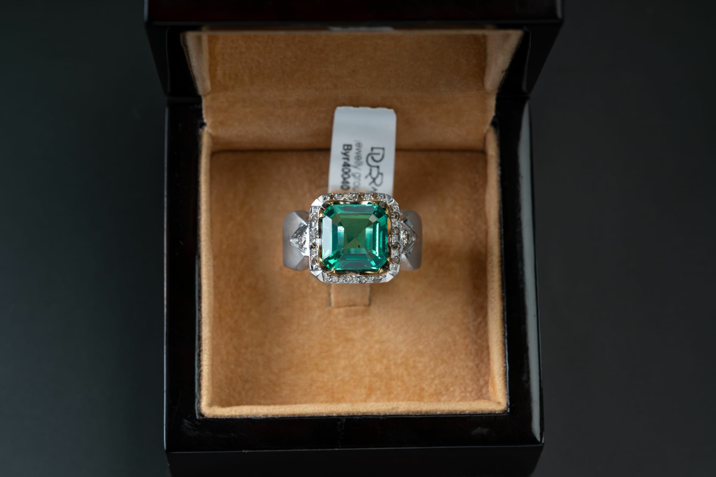 خاتم ملكي بحجر البايرون الأخضر وترصيع الألماس - تشكيلة الرجال, بايرون 