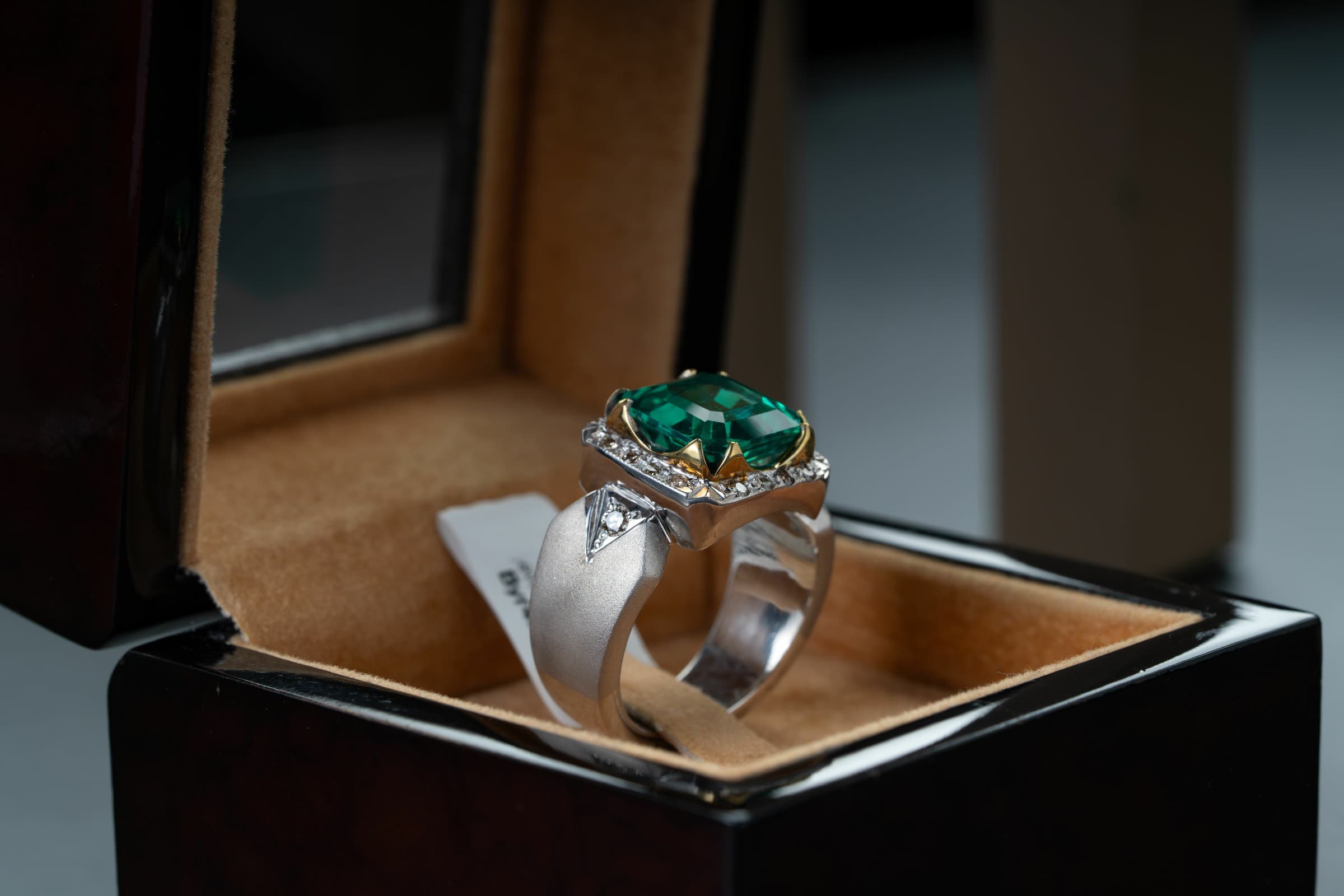 خاتم ملكي بحجر البايرون الأخضر وترصيع الألماس - تشكيلة الرجال, بايرون 