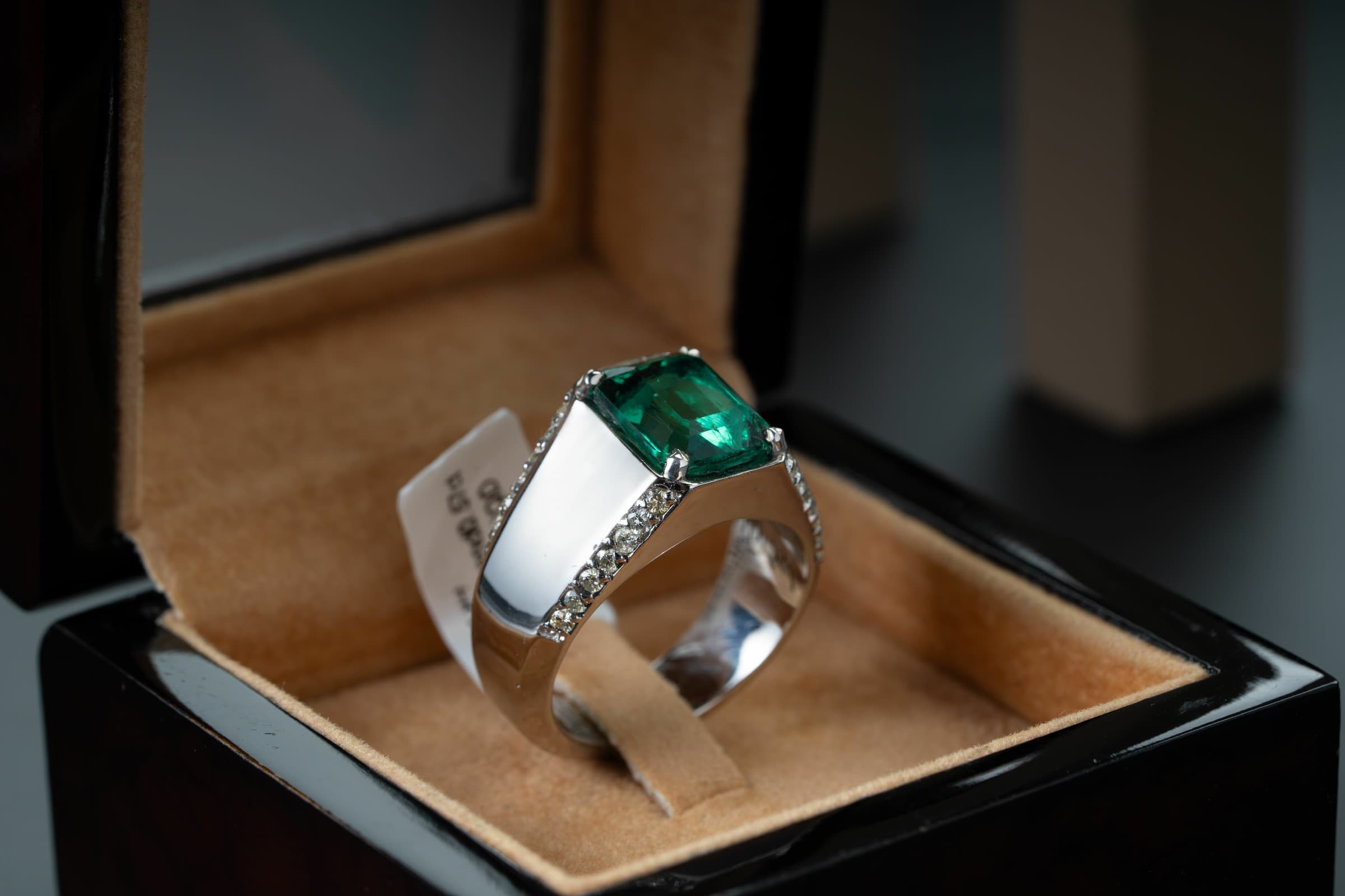 خاتم ملكي بحجر البايرون الاخضر مع ترصيع الماس - تشكيلة الرجال, خواتم رجالية, بايرون 