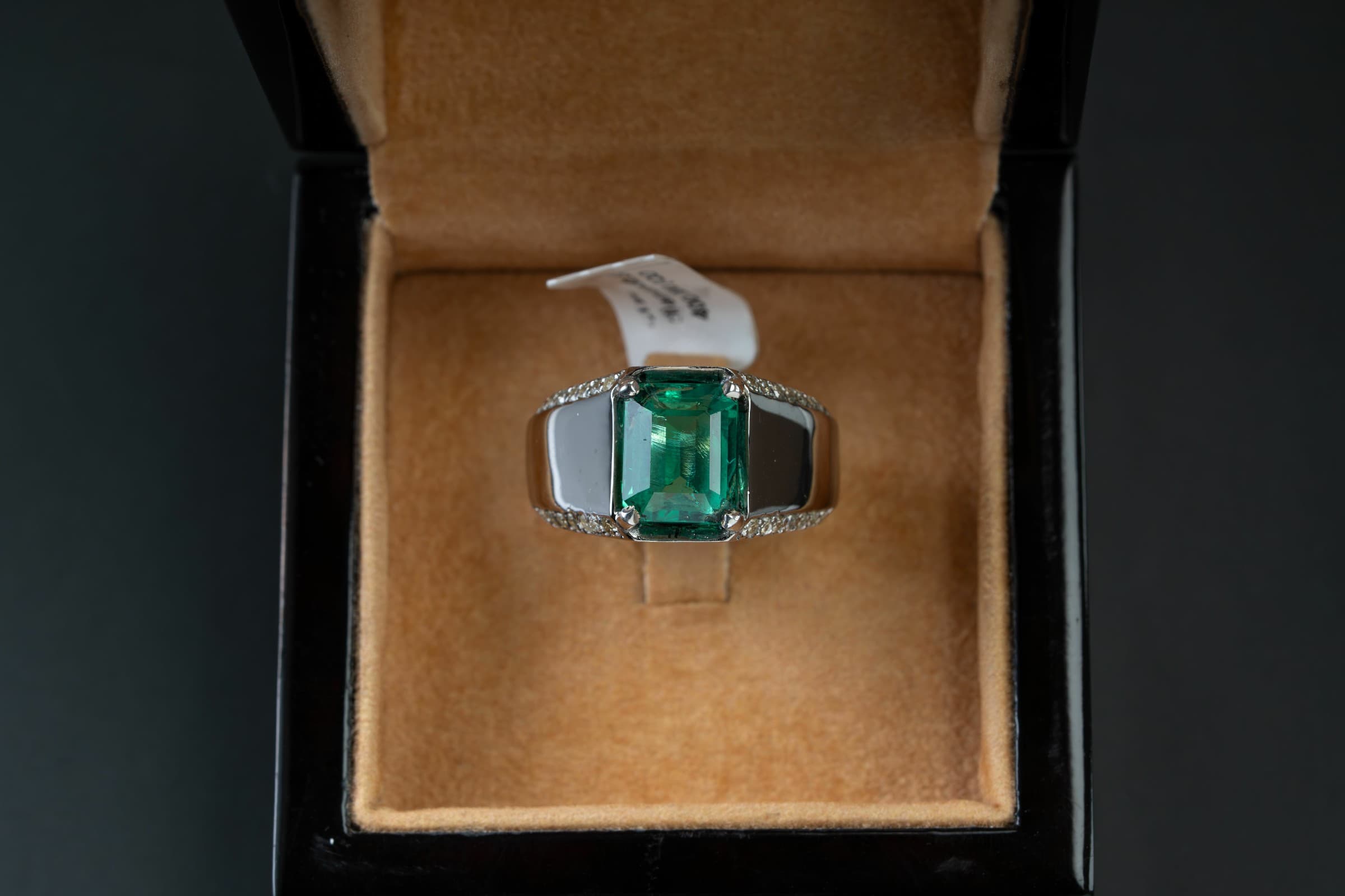 خاتم ملكي بحجر البايرون الاخضر مع ترصيع الماس - تشكيلة الرجال, خواتم رجالية, بايرون 