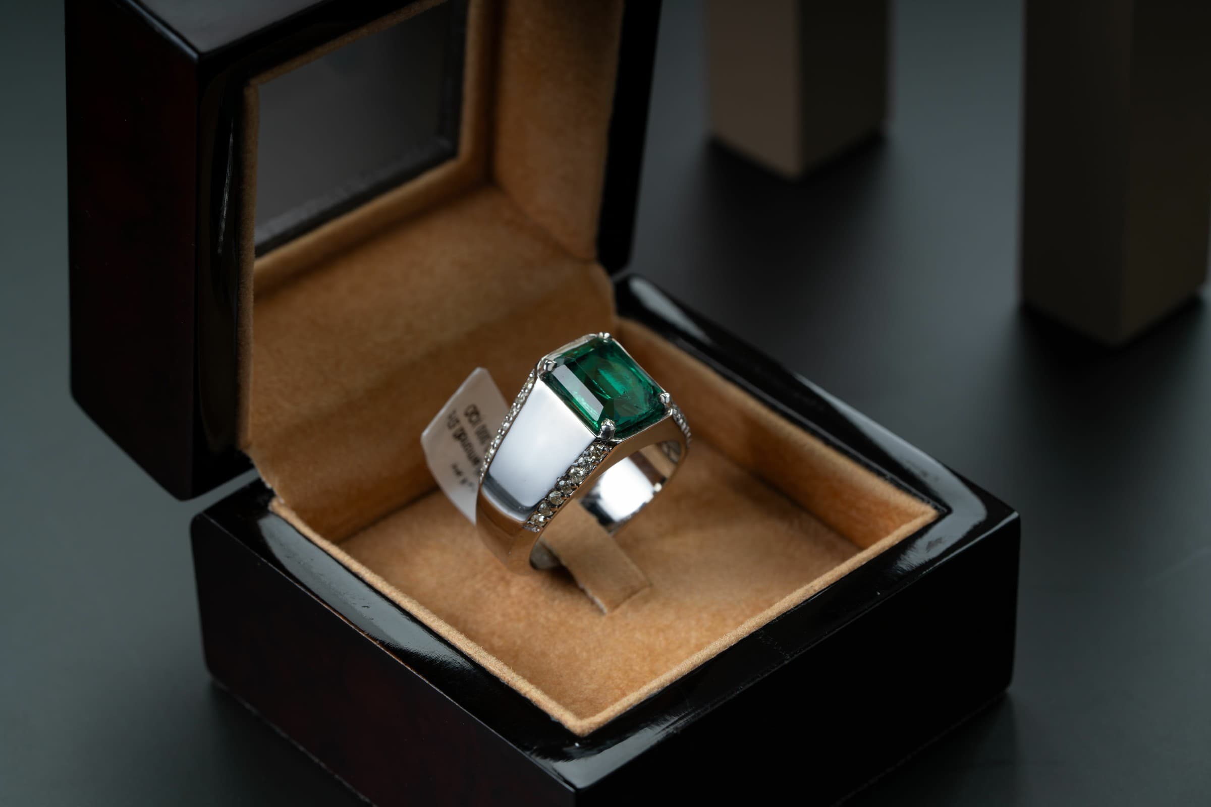 خاتم ملكي بحجر البايرون الاخضر مع ترصيع الماس - تشكيلة الرجال, خواتم رجالية, بايرون 