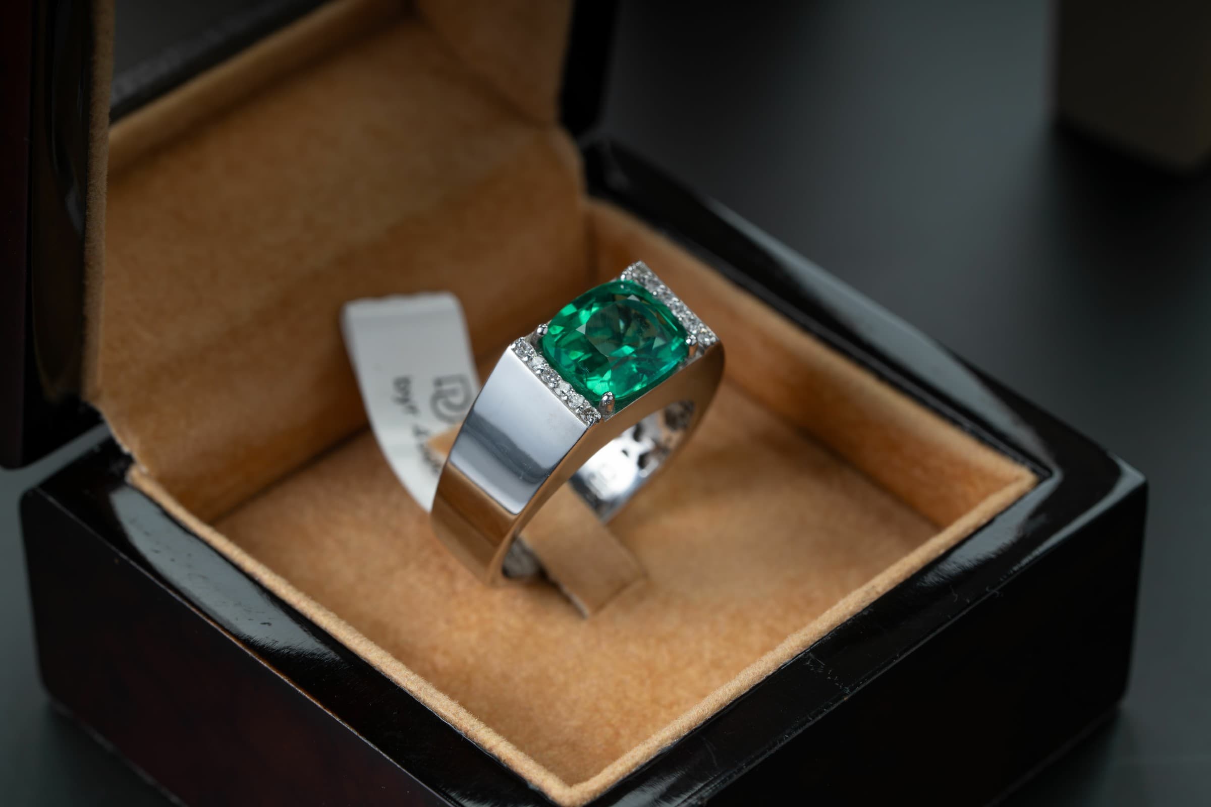 خاتم فضة بحجر البايرون الاخضر مع ترصيع الماس بالجوانب - تشكيلة الرجال, خواتم رجالية, بايرون 