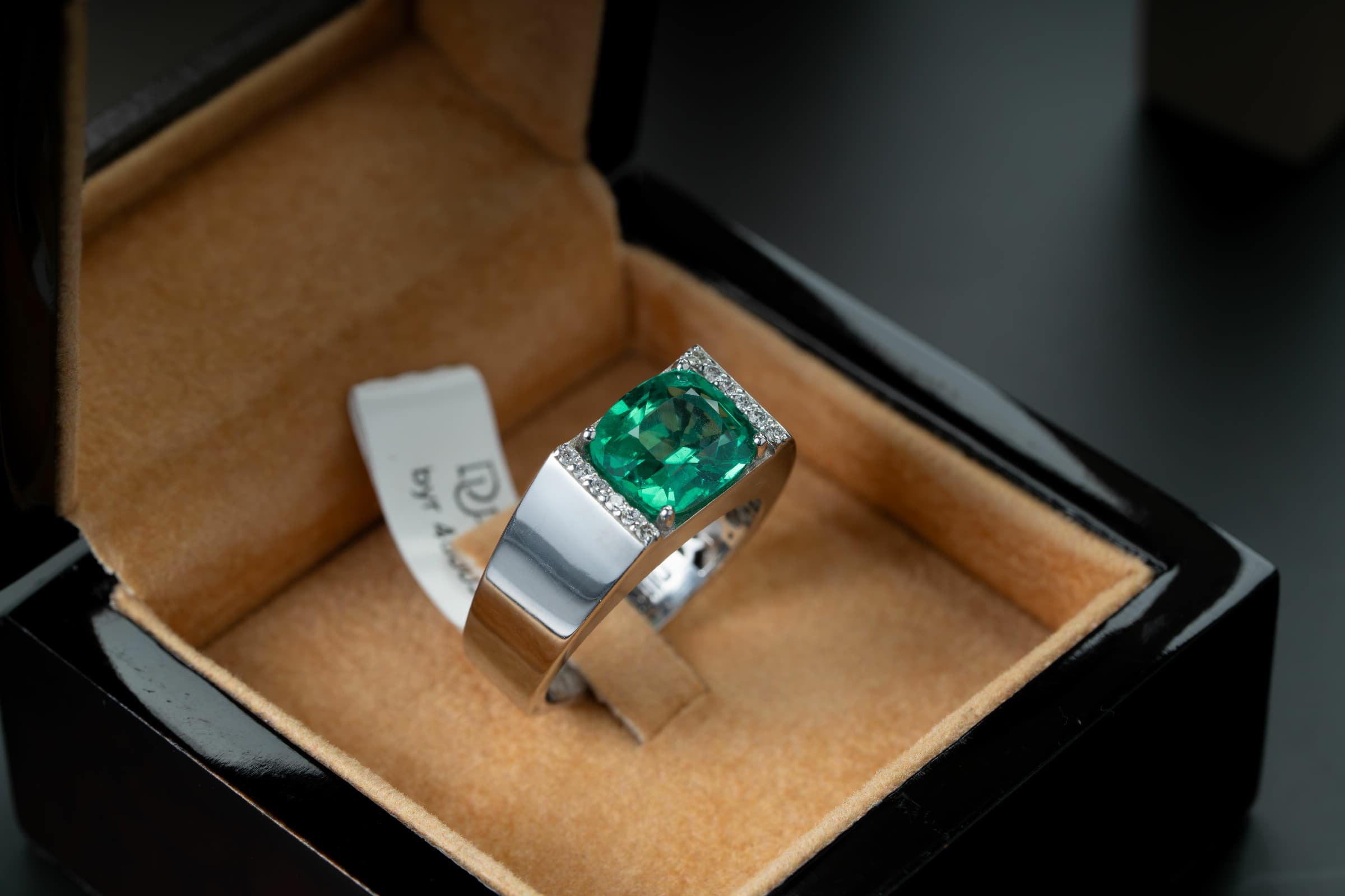 خاتم فضة بحجر البايرون الاخضر مع ترصيع الماس بالجوانب - تشكيلة الرجال, خواتم رجالية, بايرون 