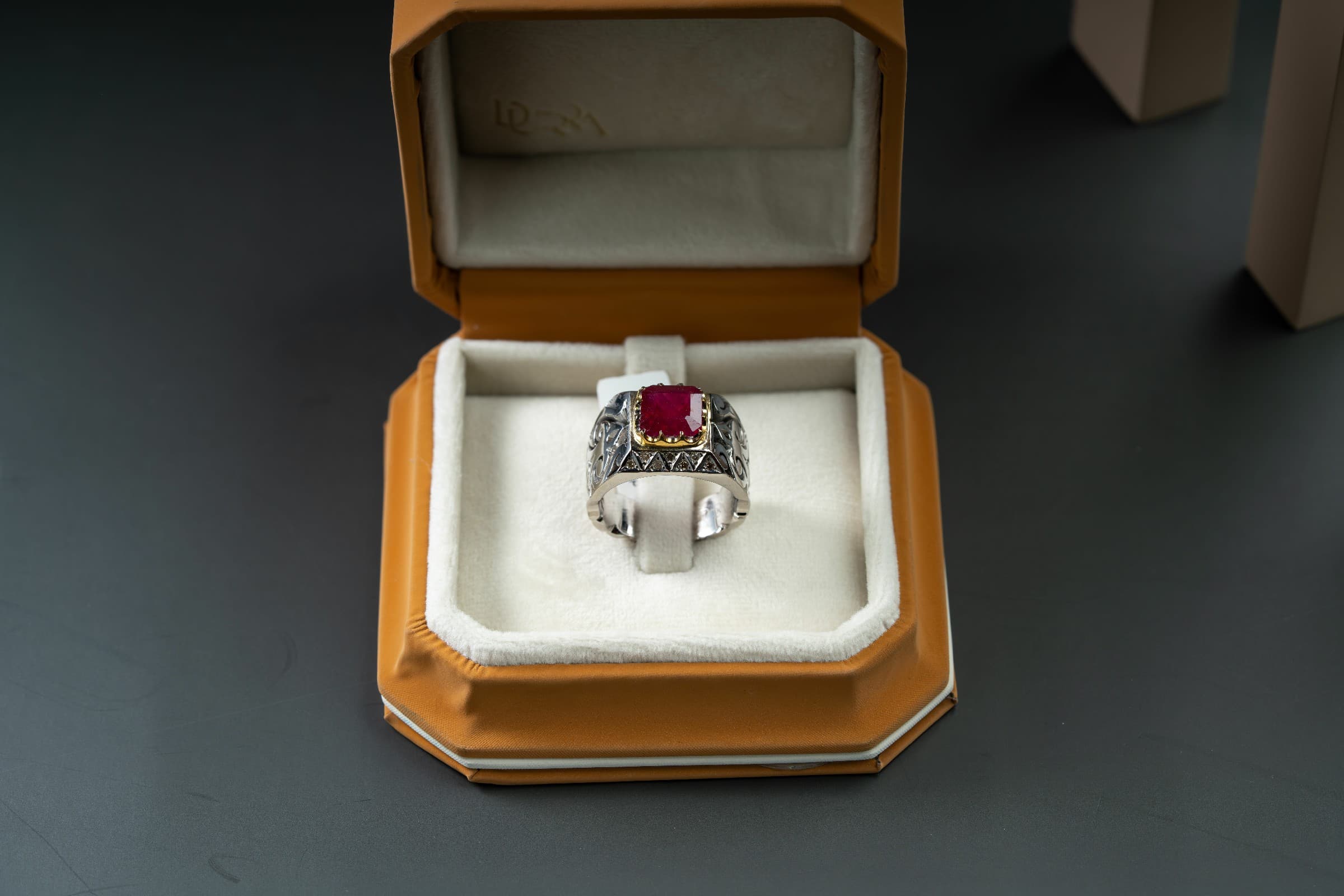 خاتم ملكي بحجر الياقوت الافريقي مع ترصيع الماس - تشكيلة الرجال, خواتم رجالية, ياقوت