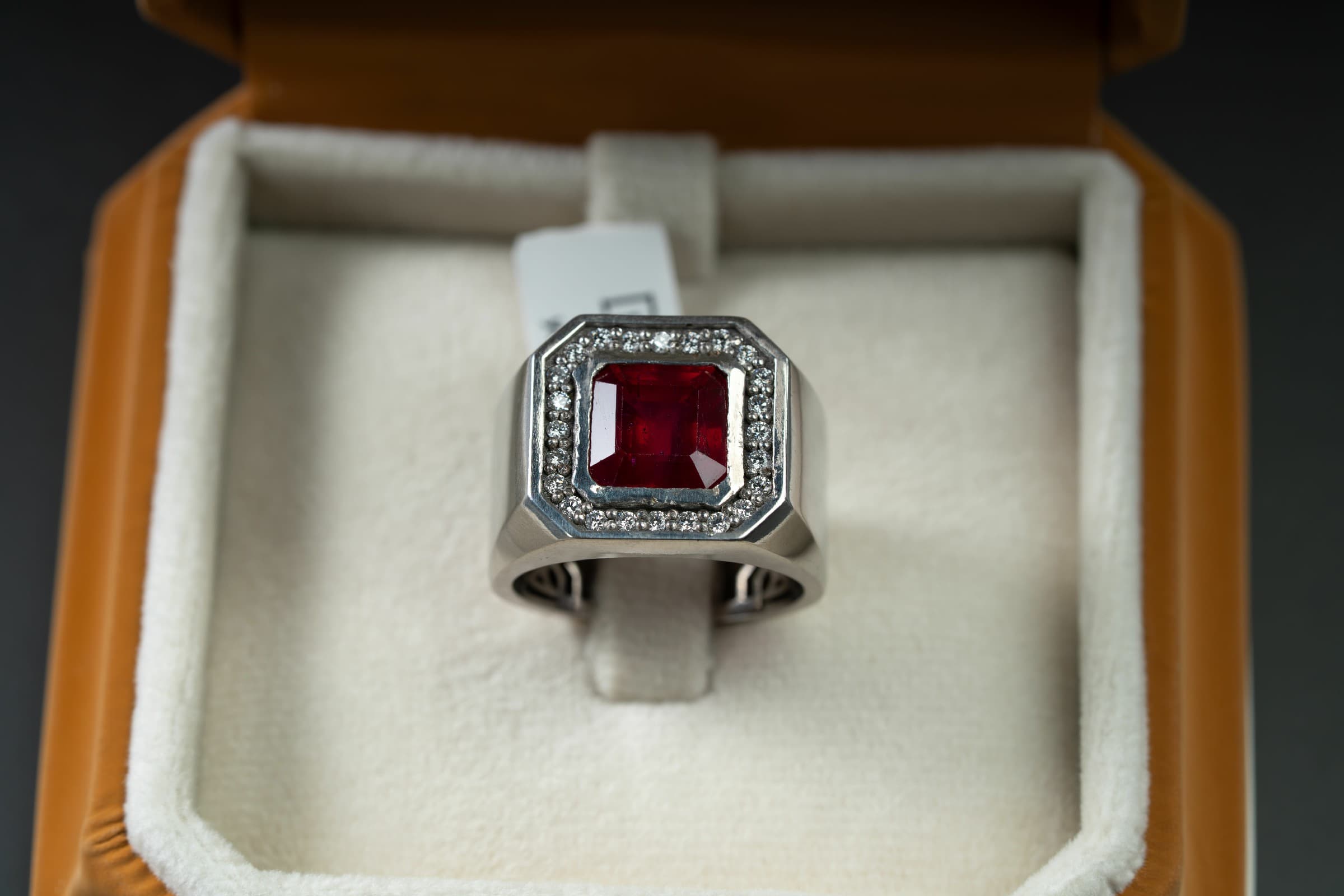 خاتم رجالي مرصع بالالماس يتوسطه حجر الياقوت الافريقي - تشكيلة الرجال, خواتم رجالية, ياقوت