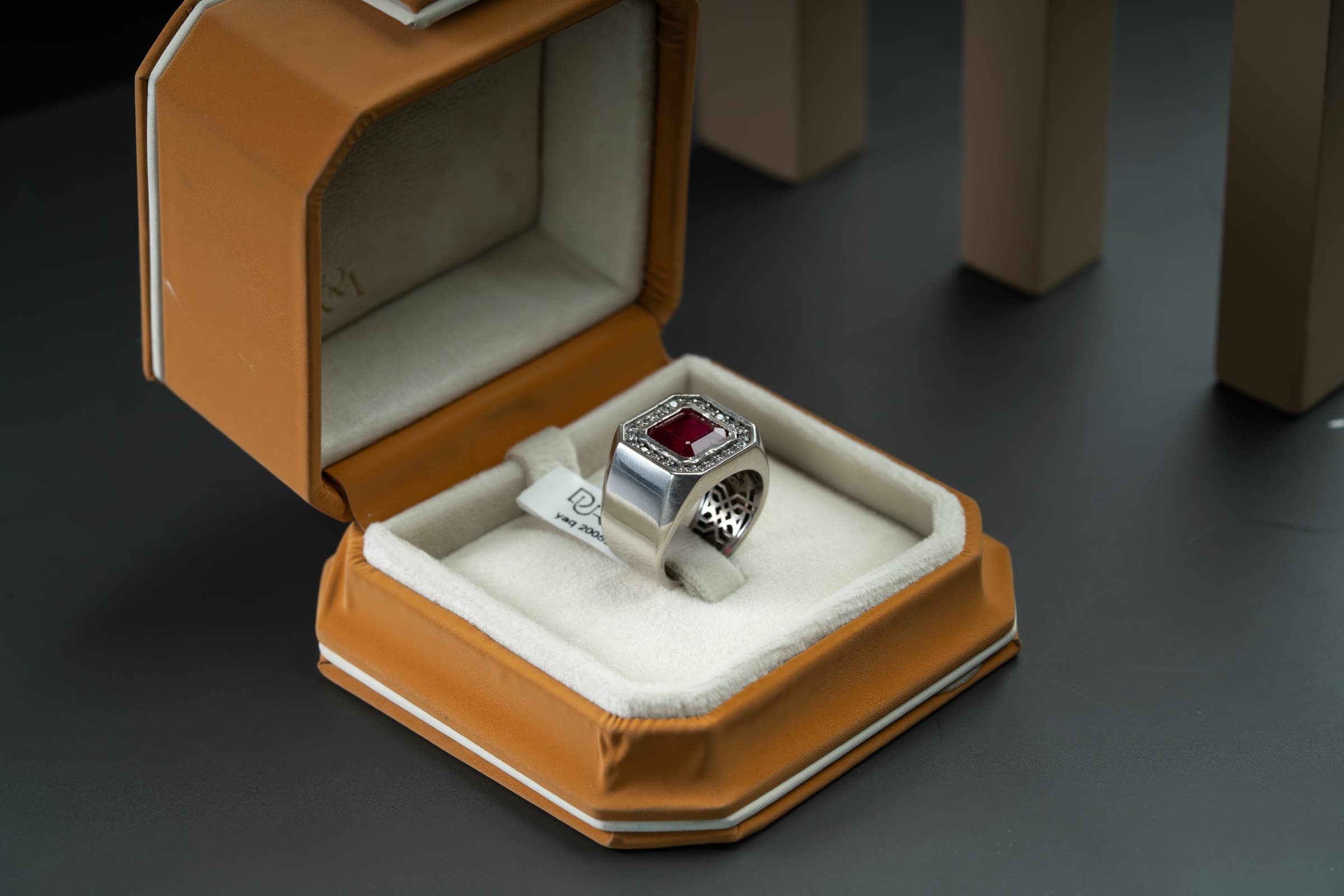 خاتم رجالي مرصع بالالماس يتوسطه حجر الياقوت الافريقي - تشكيلة الرجال, خواتم رجالية, ياقوت