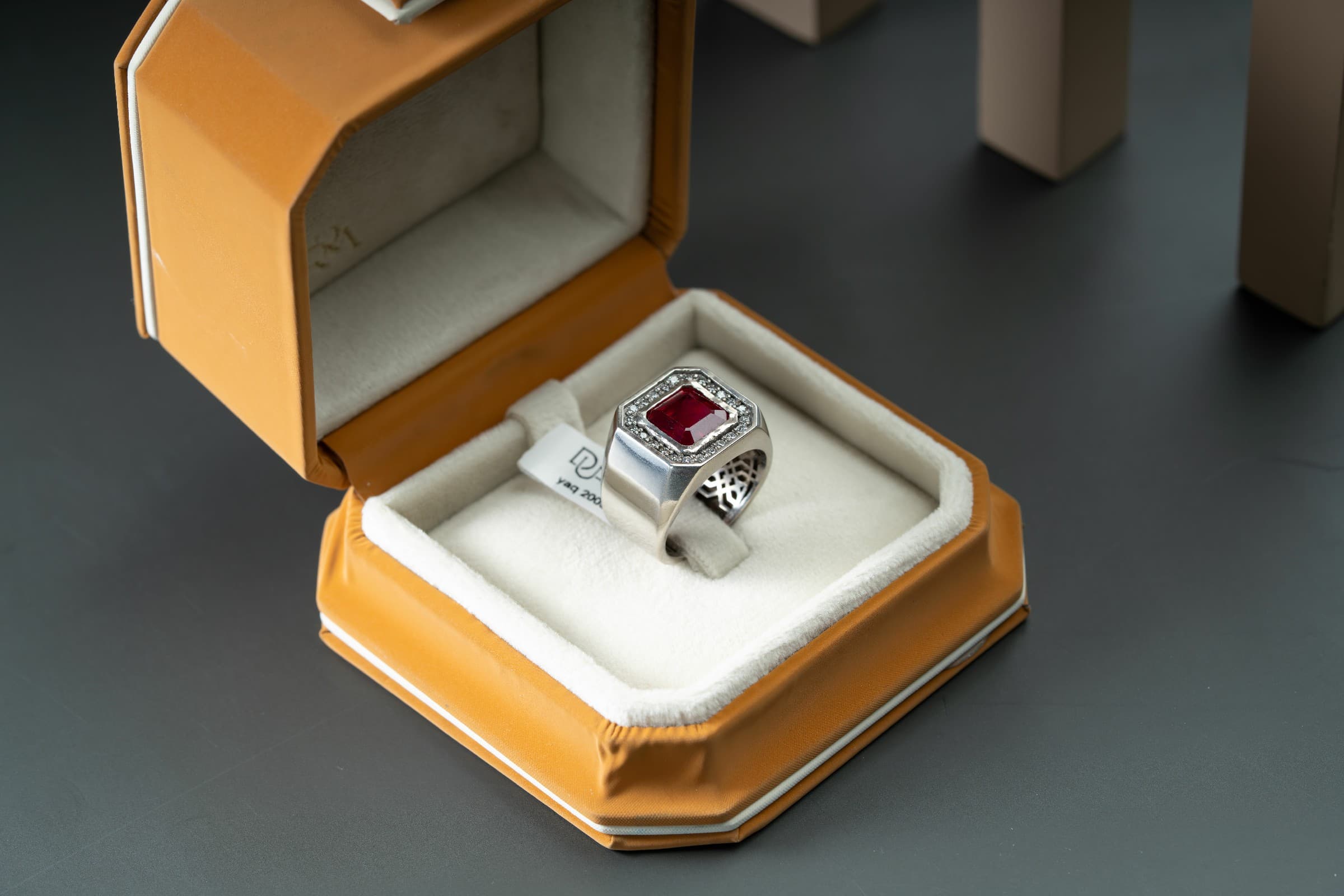 خاتم رجالي مرصع بالالماس يتوسطه حجر الياقوت الافريقي - تشكيلة الرجال, خواتم رجالية, ياقوت