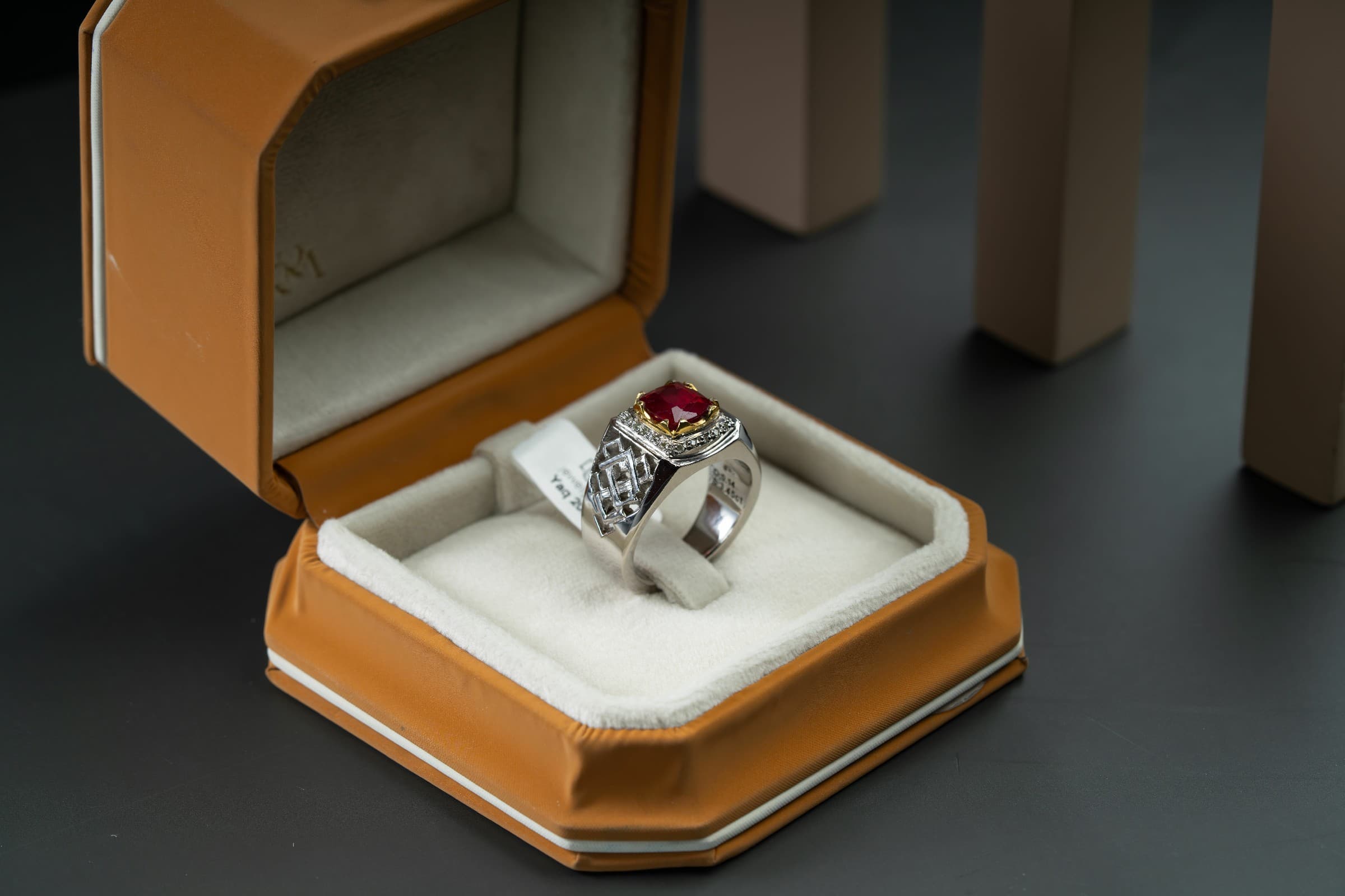 خاتم رجالي ملكي بحجر ياقوت افريقي أحمر  - تشكيلة الرجال, خواتم رجالية, ياقوت