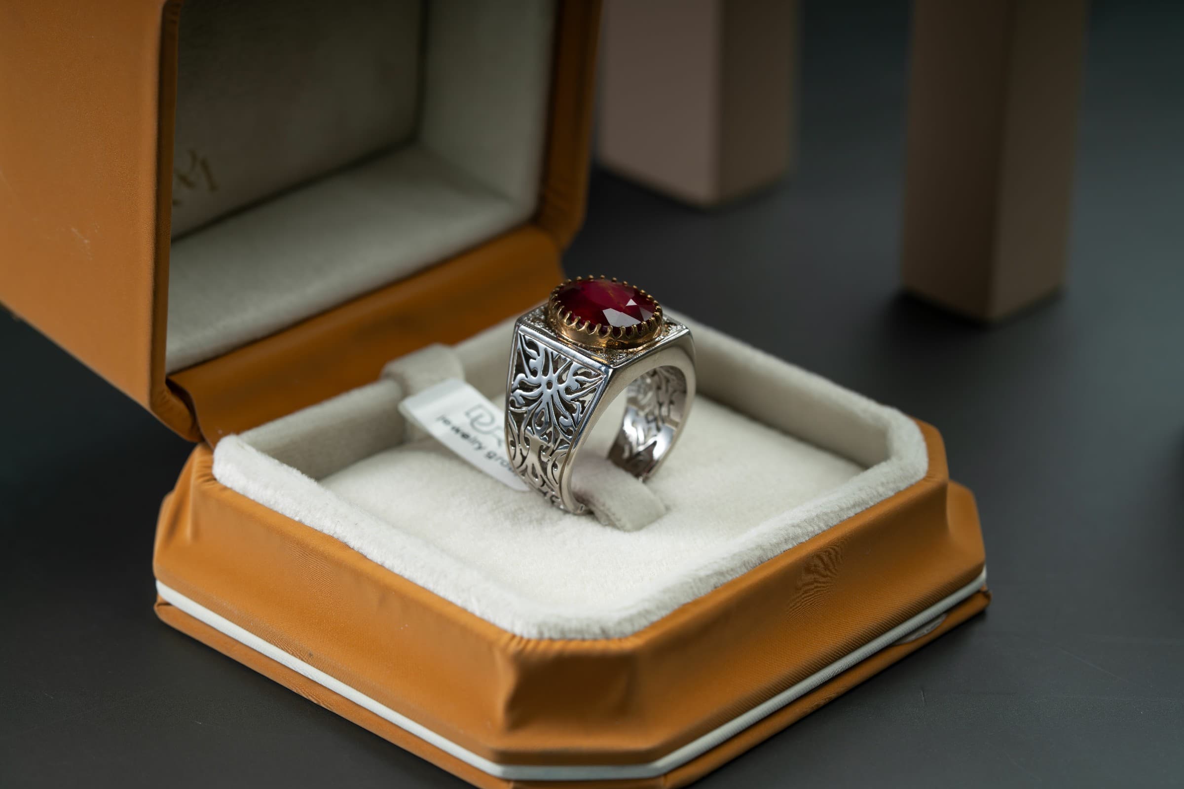 خاتم بتصميم شبكي منفرد تماماً بحجر الياقوت الافريقي - تشكيلة الرجال, خواتم رجالية, ياقوت