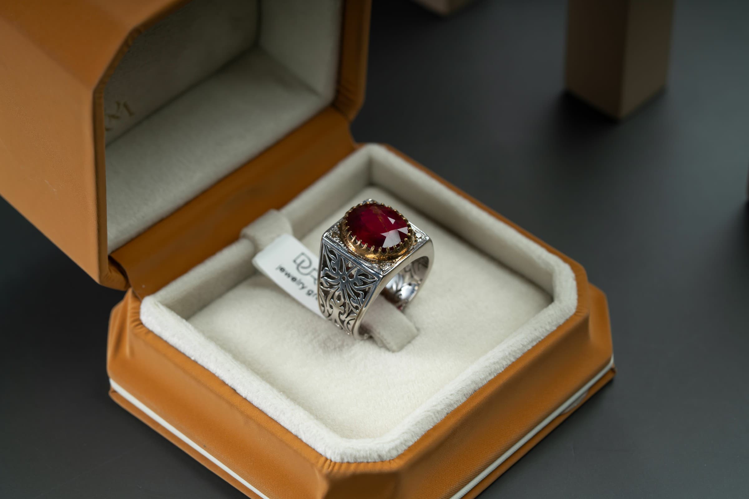 خاتم بتصميم شبكي منفرد تماماً بحجر الياقوت الافريقي - تشكيلة الرجال, خواتم رجالية, ياقوت