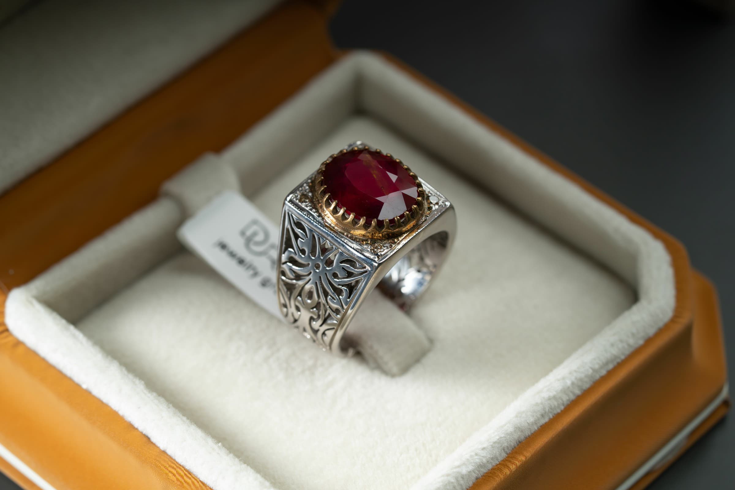 خاتم بتصميم شبكي منفرد تماماً بحجر الياقوت الافريقي - تشكيلة الرجال, خواتم رجالية, ياقوت