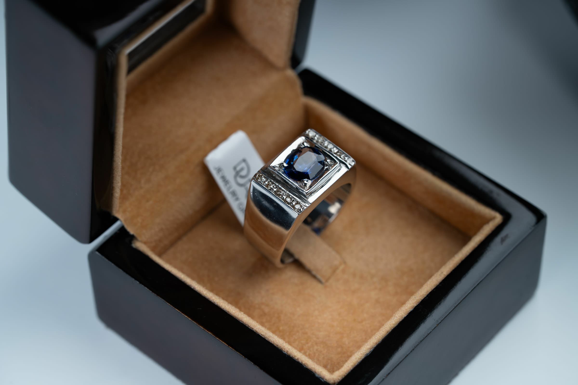 قطعة مميزة بحجر الزفير السيرلانكي مع ترصيع الماس وصياغة يدوية - تشكيلة الرجال, خواتم رجالية, زفير 