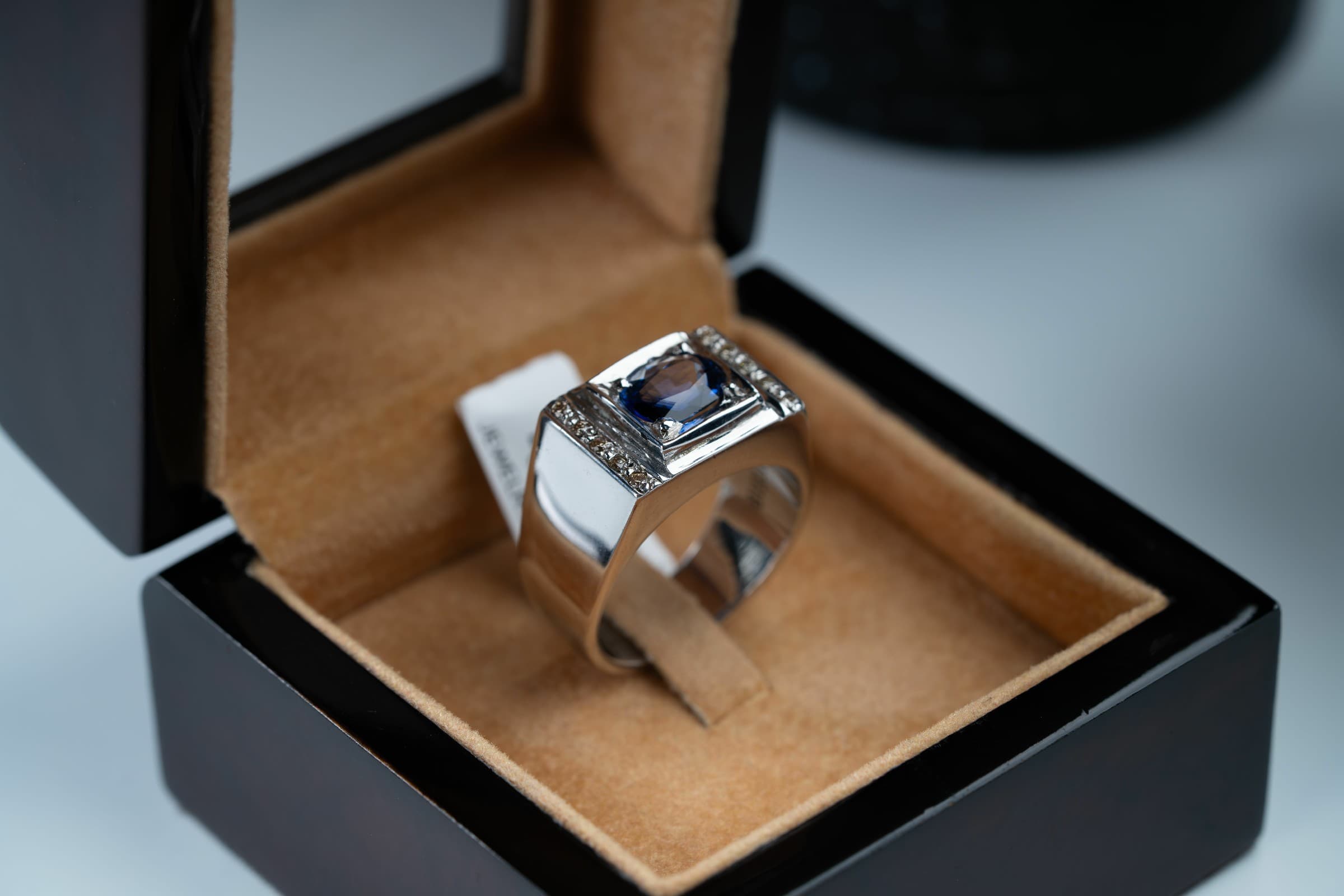 قطعة مميزة بحجر الزفير السيرلانكي مع ترصيع الماس وصياغة يدوية - تشكيلة الرجال, خواتم رجالية, زفير 