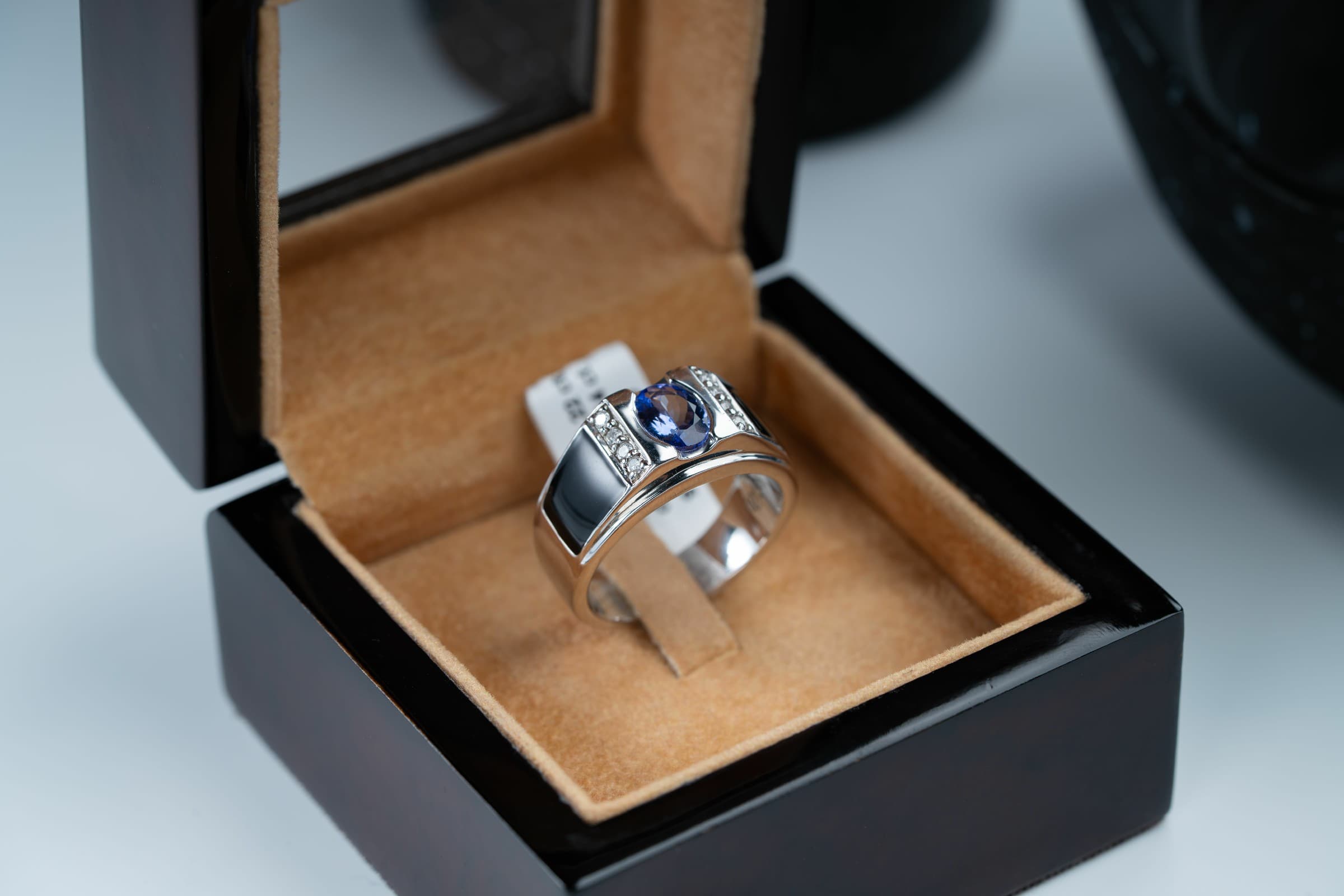 قطعة فريدة من حجر التنزنايت صياغة يدوية مع ترصيع الماس - خواتم رجالية, تشكيلة الرجال, تنزنايت