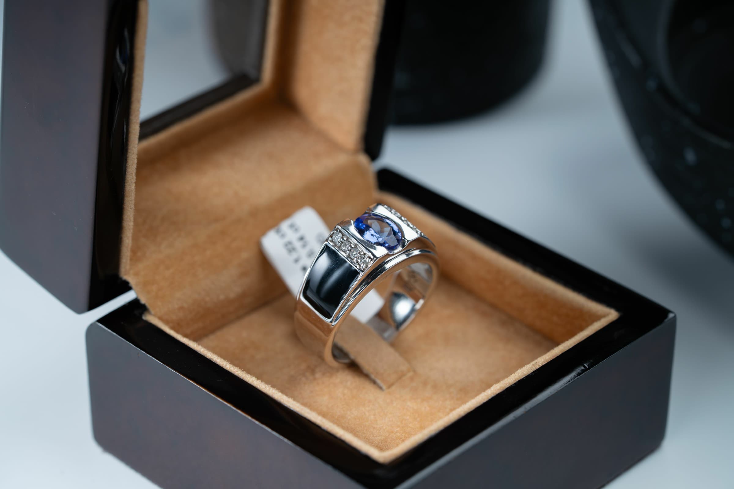 قطعة فريدة من حجر التنزنايت صياغة يدوية مع ترصيع الماس - خواتم رجالية, تشكيلة الرجال, تنزنايت